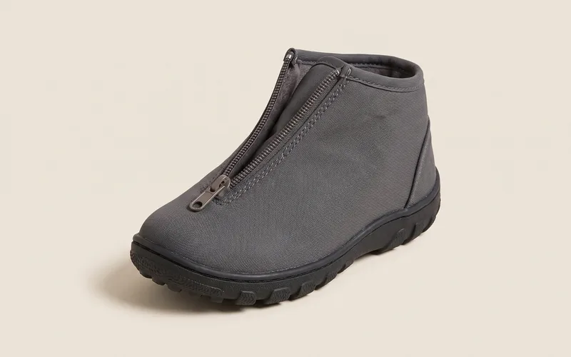 Bottines de protection pour chien, vu de trois quarts, sans marque ni modele.