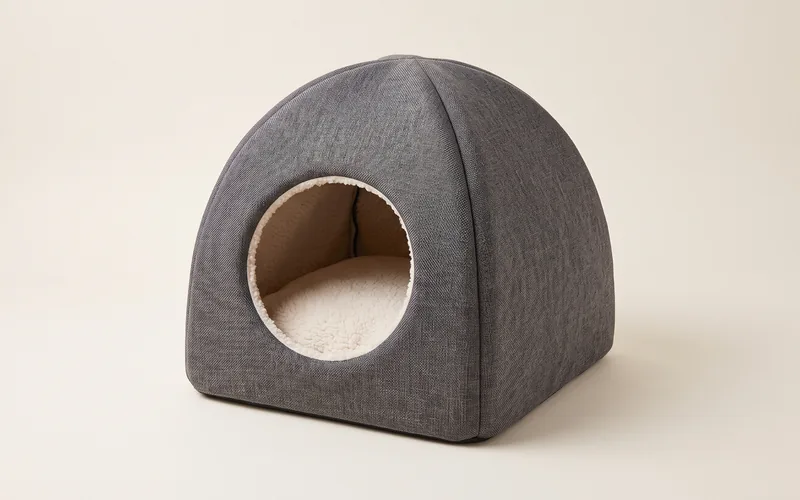 Panier ferme igloo pour chat, vu de trois quarts, sans marque ni modele.