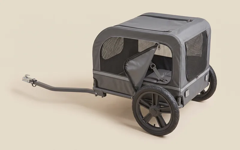 Remorque vélo pour chien, vu de trois quarts, sans marque ni modele.