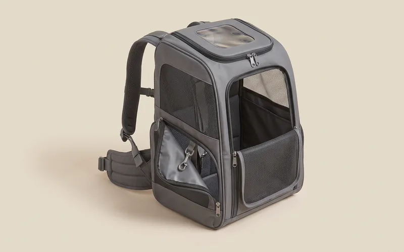 Sac à dos de transport pour animal, vu de trois quarts, sans marque ni modele.