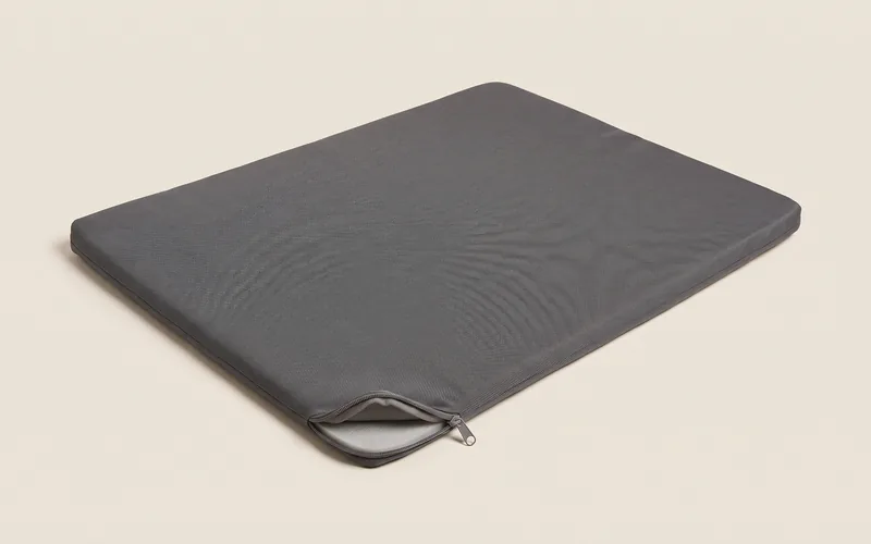 Tapis de couchage fin pour chien, vu de trois quarts, sans marque ni modele.